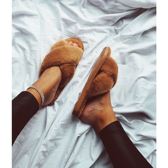 🆕️The Comfy Collection// Taupe fur slides - Picture 2 of 6